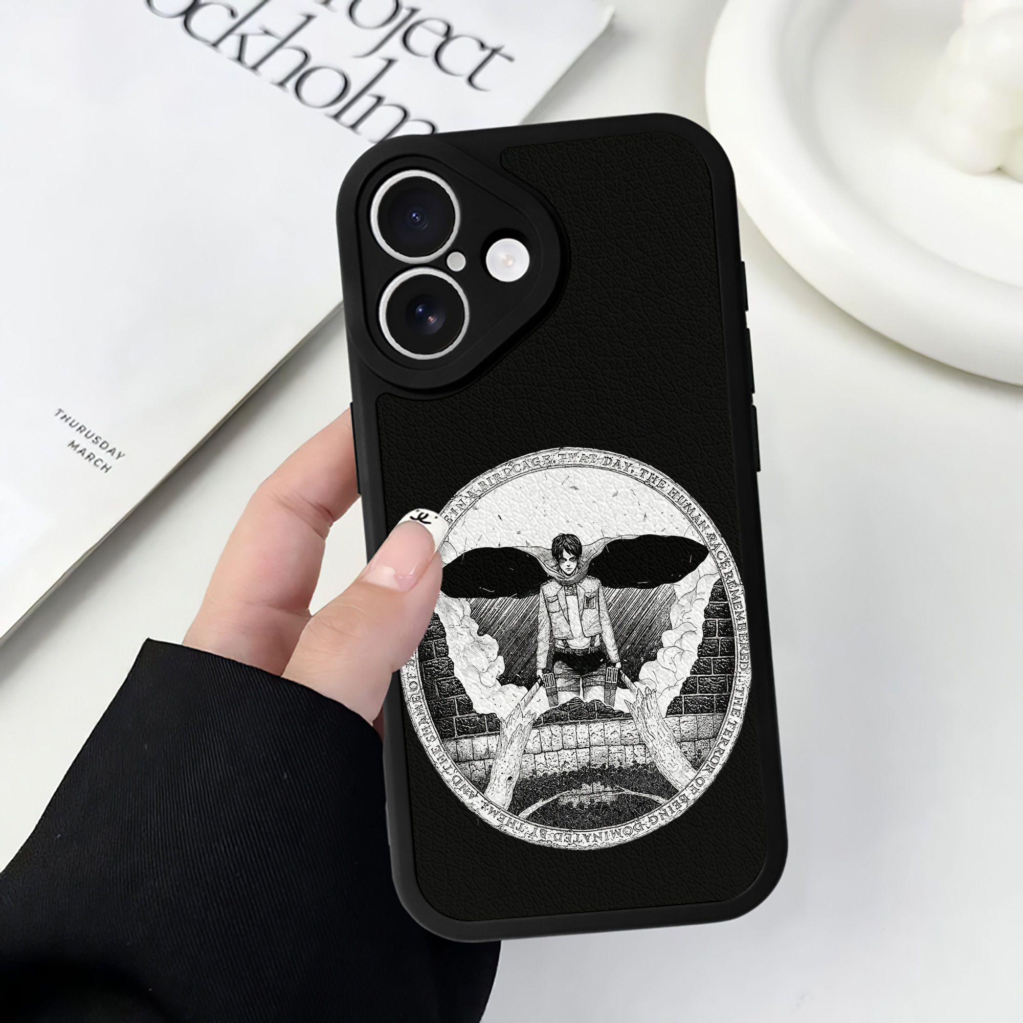 （画像用） 進撃の巨人 エレン･イェーガー Attack on Titan Eren Jäger 【iPhone 16シリーズ対応】シリコンスマホケース（レザー調） 材質：シリコン